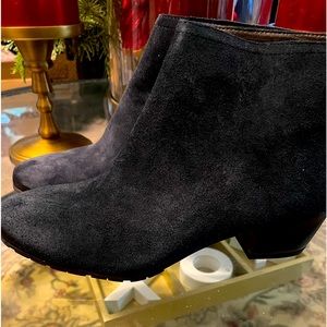 Reaction Kenneth Cole Navy Blue ankle boots with back tassels